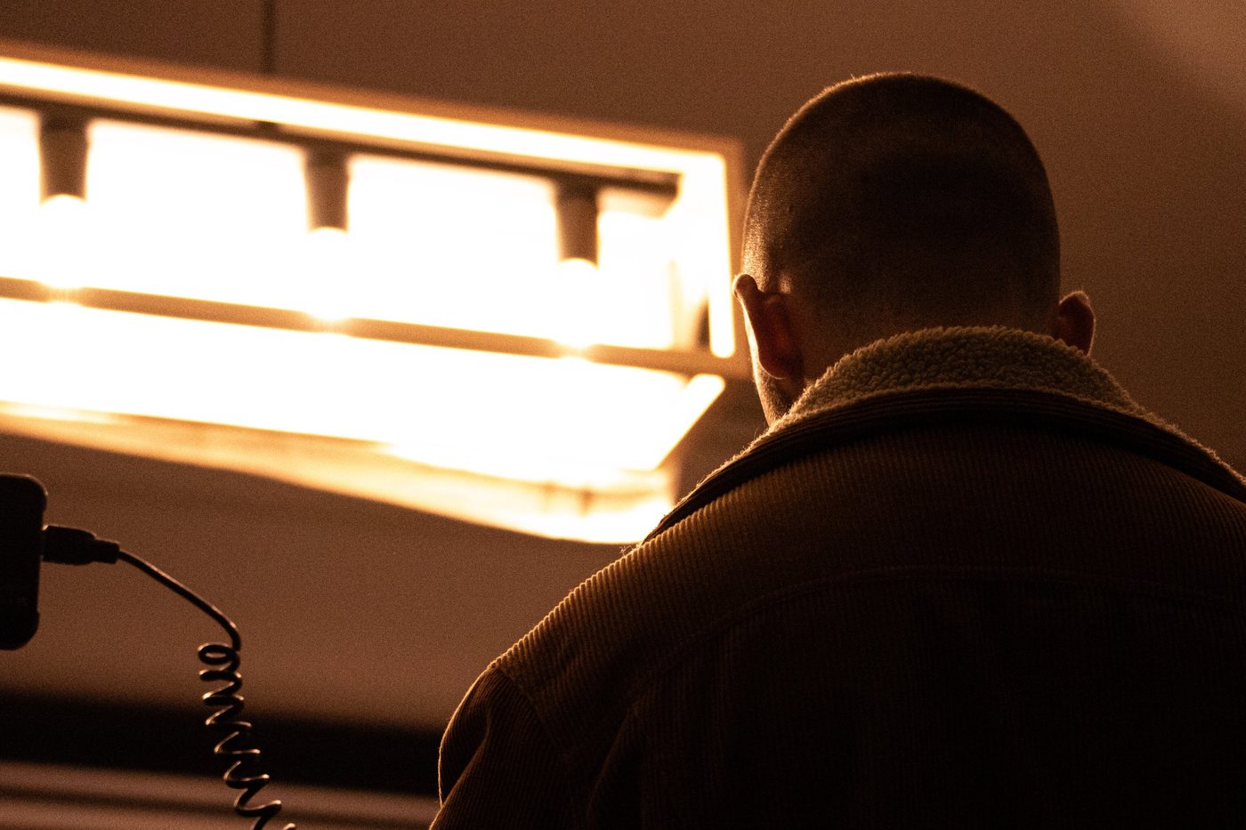 Marlon Ghelfi de dos sous une lampe